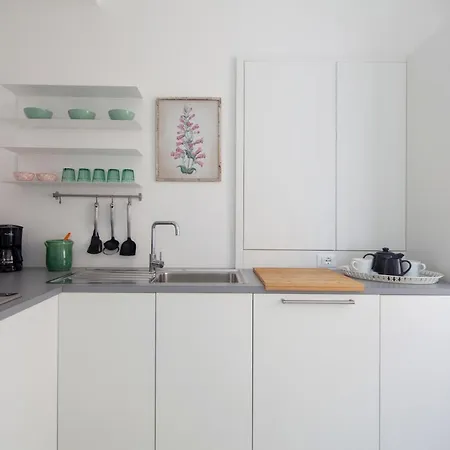 Vicolo Apartment, 2bdr, 2,5 Bth, Aircondo, Pedestrian Centre, Private Parking 600mt Far, Easy To Train And Ferries, Life Appartement *
