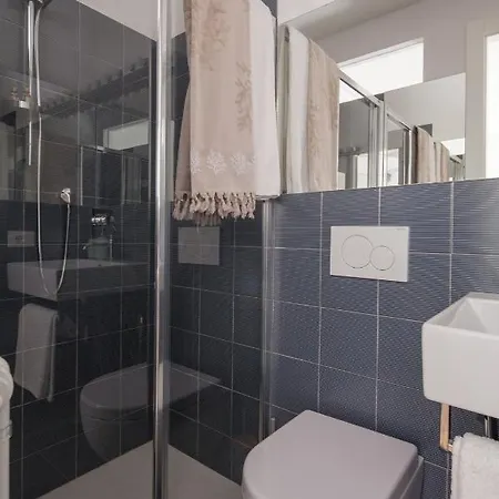 Vicolo Apartment, 2bdr, 2,5 Bth, Aircondo, Pedestrian Centre, Private Parking 600mt Far, Easy To Train And Ferries, Life Appartement